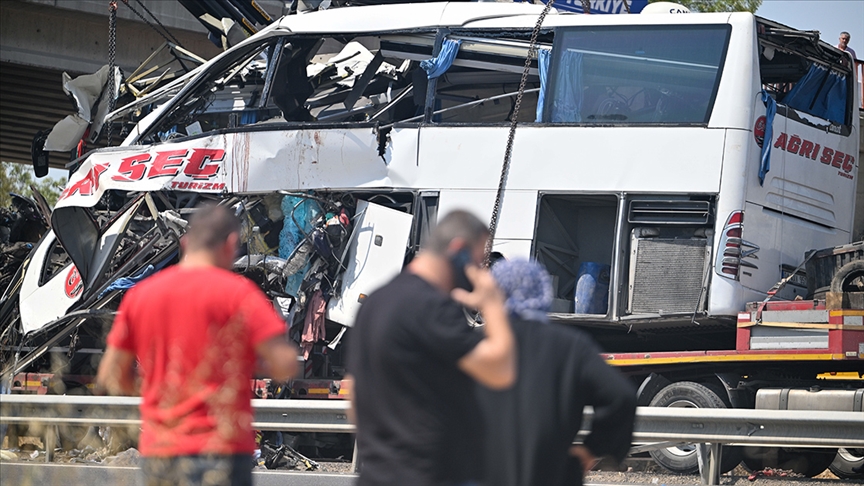 Yolcu otobüsünün köprü ayağına çarptığı kazada ölü sayısı 11'e çıktı