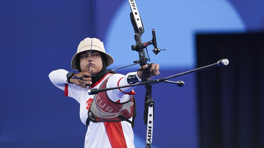 Paris 2024 Olimpiyat Oyunları'nda mücadele eden milli okçu Berra Elif Gökkır, son 16 turuna çıktı.