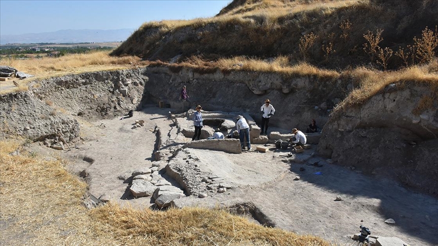 Arslantepe Höyüğü'nde 7 bin yıllık hayvan figürlü mühürler bulundu