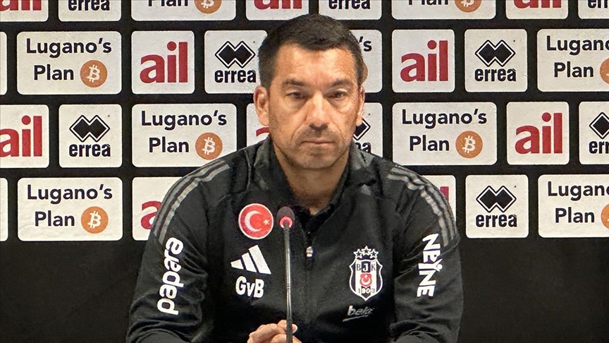 Beşiktaş Teknik Direktörü Bronckhorst: İstanbul'a avantajlı bir skorla dönmek istiyoruz