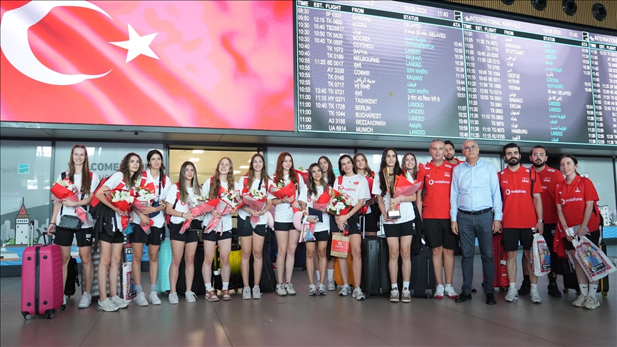 Avrupa şampiyonu olan 20 Yaş Altı Kadın Milli Voleybol Takımı, İstanbul'a geldi.