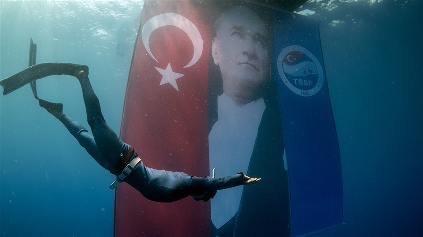 Büyük Zafer'in 102. yıl dönümünü deniz altında kutladılar