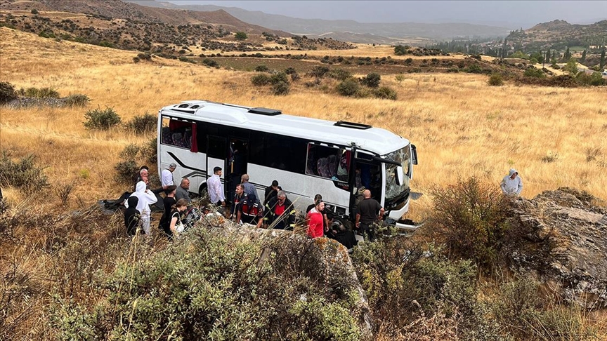 Midibüsün devrildiği kazada 29 kişi yaralandı