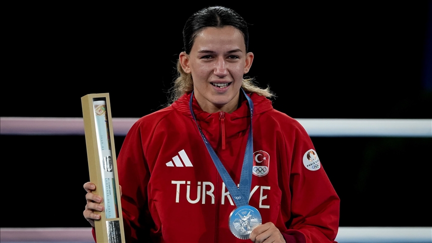 Olimpiyat ikincisi Hatice Akbaş, madalyasını aldı