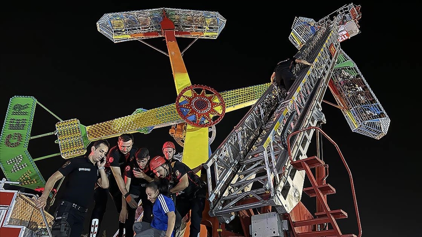 Lunaparkta yüksekte 1 saat asılı kalan 23 kişi kurtarıldı