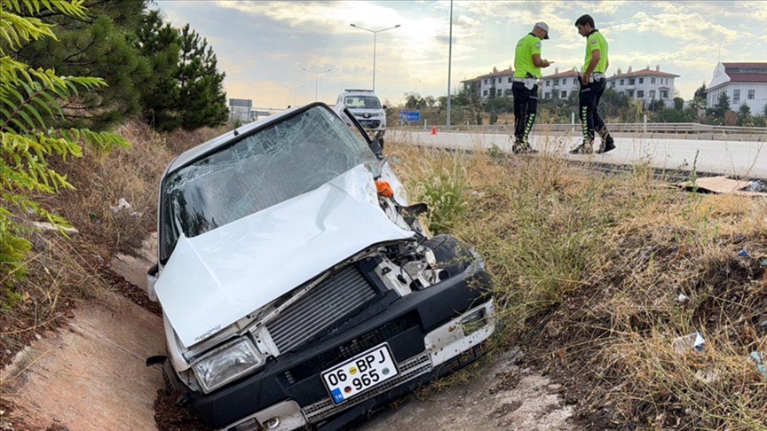 İşçi servisi ile otomobilin çarpıştığı kazada 11 kişi yaralandı