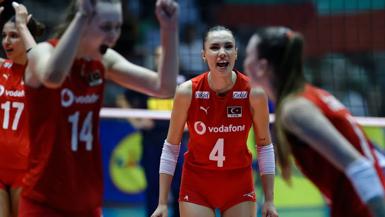 Bakan Bak'tan Avrupa şampiyonu 20 Yaş Altı Kadın Milli Voleybol Takımı'na tebrik