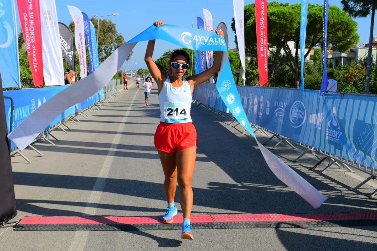 Ayvalık’ta 14 Eylül Cumartesi günü düzenlenecek Ayvalık Yarı Maratonu nedeniyle bazı yollar belirli saat aralıklarında trafiğe kapatılacak.