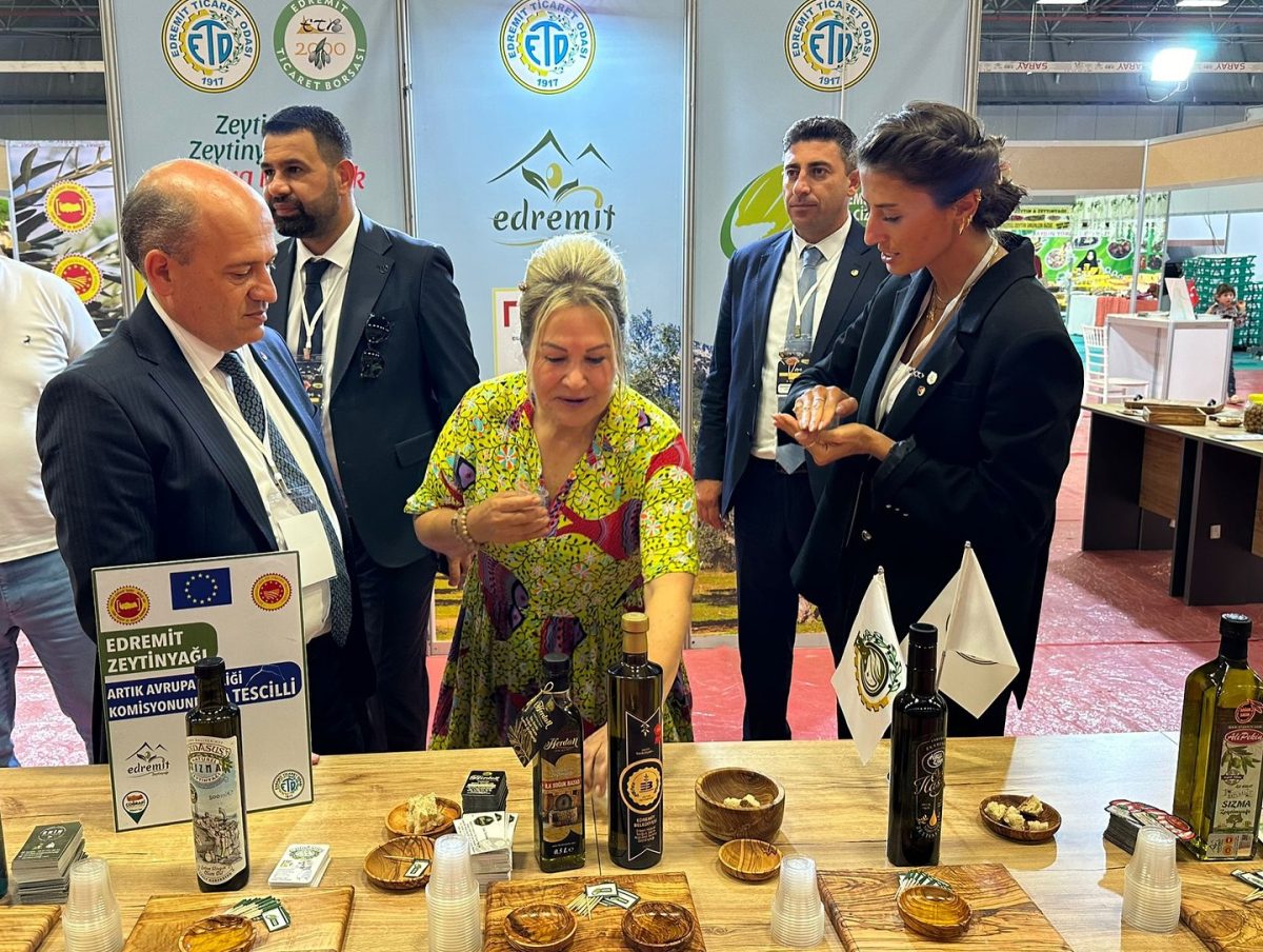 Sahrap Soysal, Gastronomi Fuarı'nda Edremit Zeytinyağı tadımı gerçekleştirdi