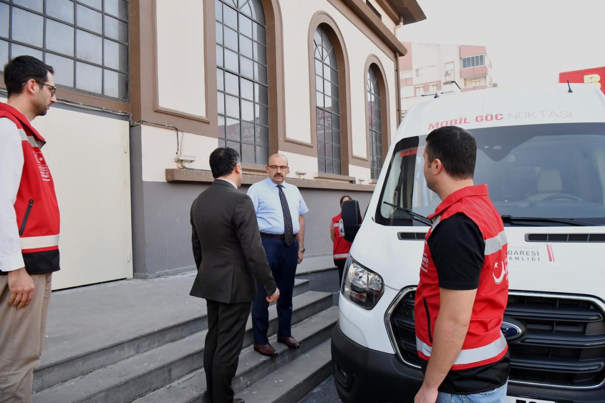 Balıkesir Valisi İsmail Ustaoğlu, Göç İdaresi Başkanlığı tarafından hayata geçirilen Mobil Göç Noktası’nı yerinde inceledi.