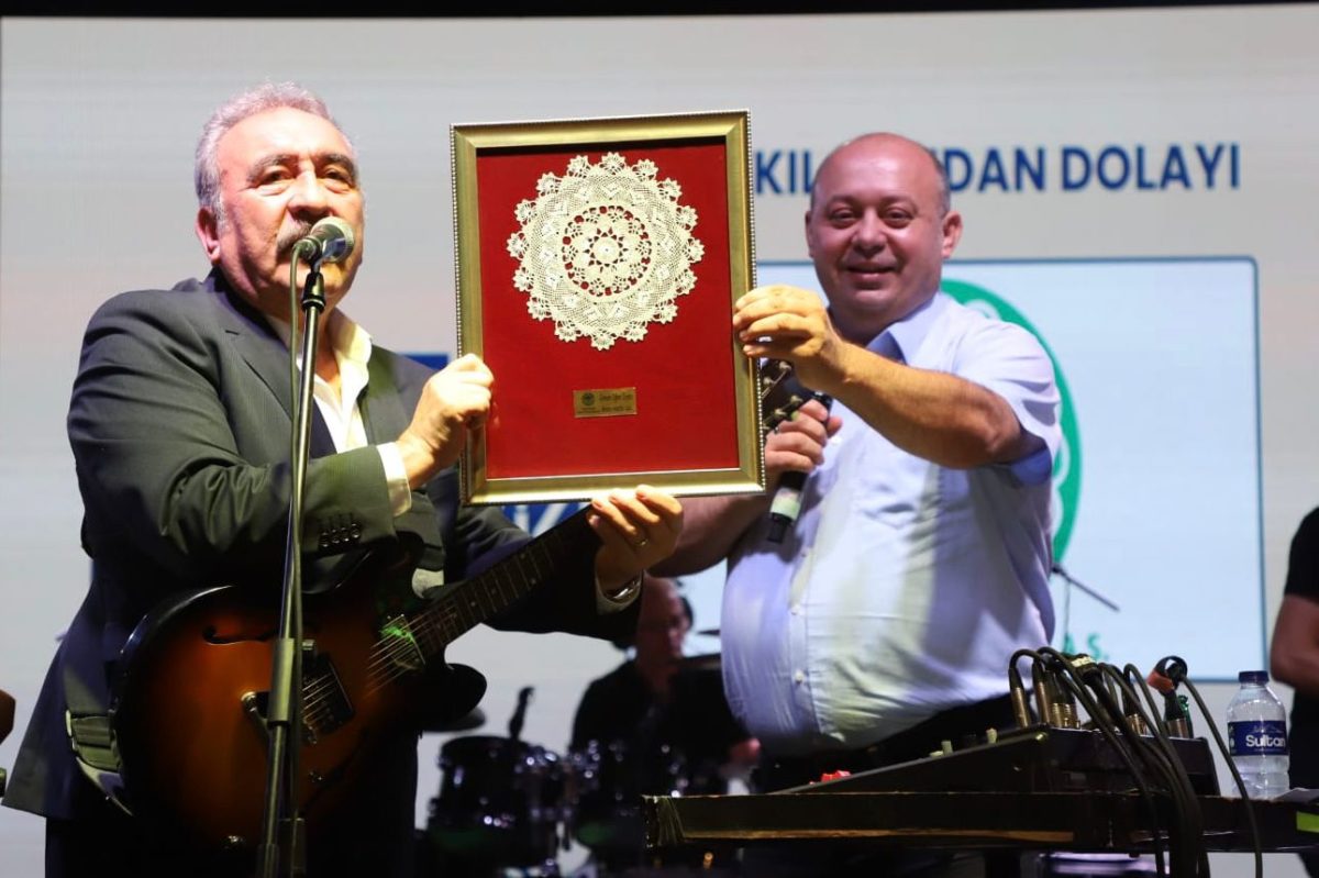 Gönen ve Sarıköy, 102. kurtuluş yıl dönümlerini ve 16. Ulusal Oya ve Çeyiz Festivali’ni büyük bir coşkuyla kutladı.