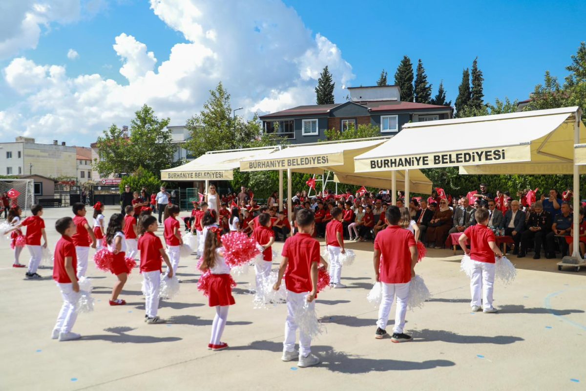 Burhaniye’de 'İlköğretim Haftası' coşkulu törenle kutlandı