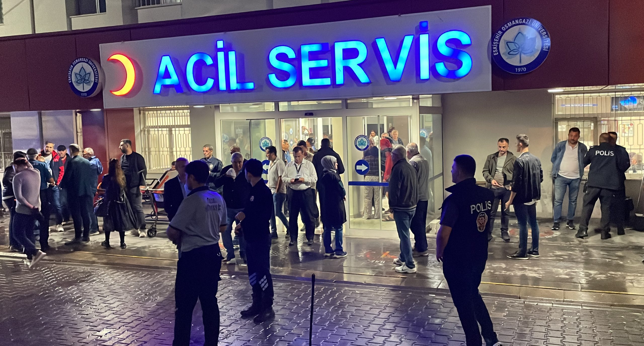 Eskişehir'de midibüsün yoldan çıkması sonucu 14 polis memuru yaralandı