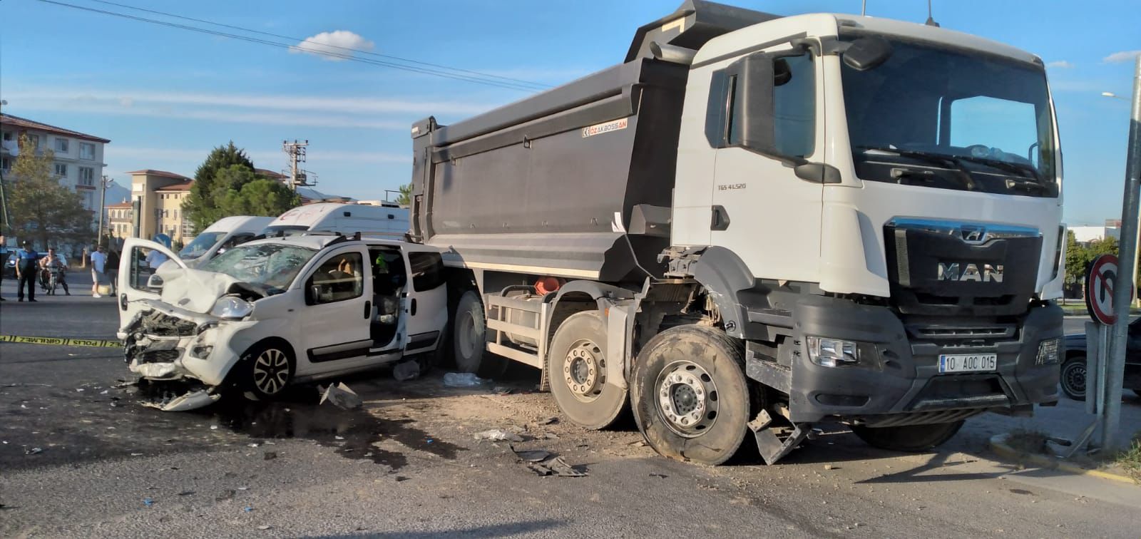 Balıkesir'de kamyonla çarpışan hafif ticari araçtaki 6 kişi yaralandı