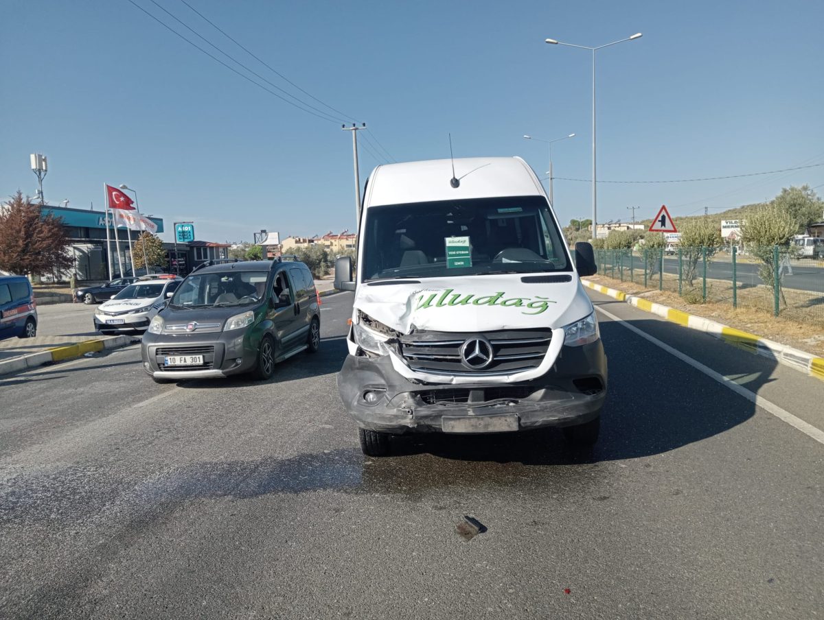 Edremit'te zincirleme trafik kazasında 4 kişi yaralandı