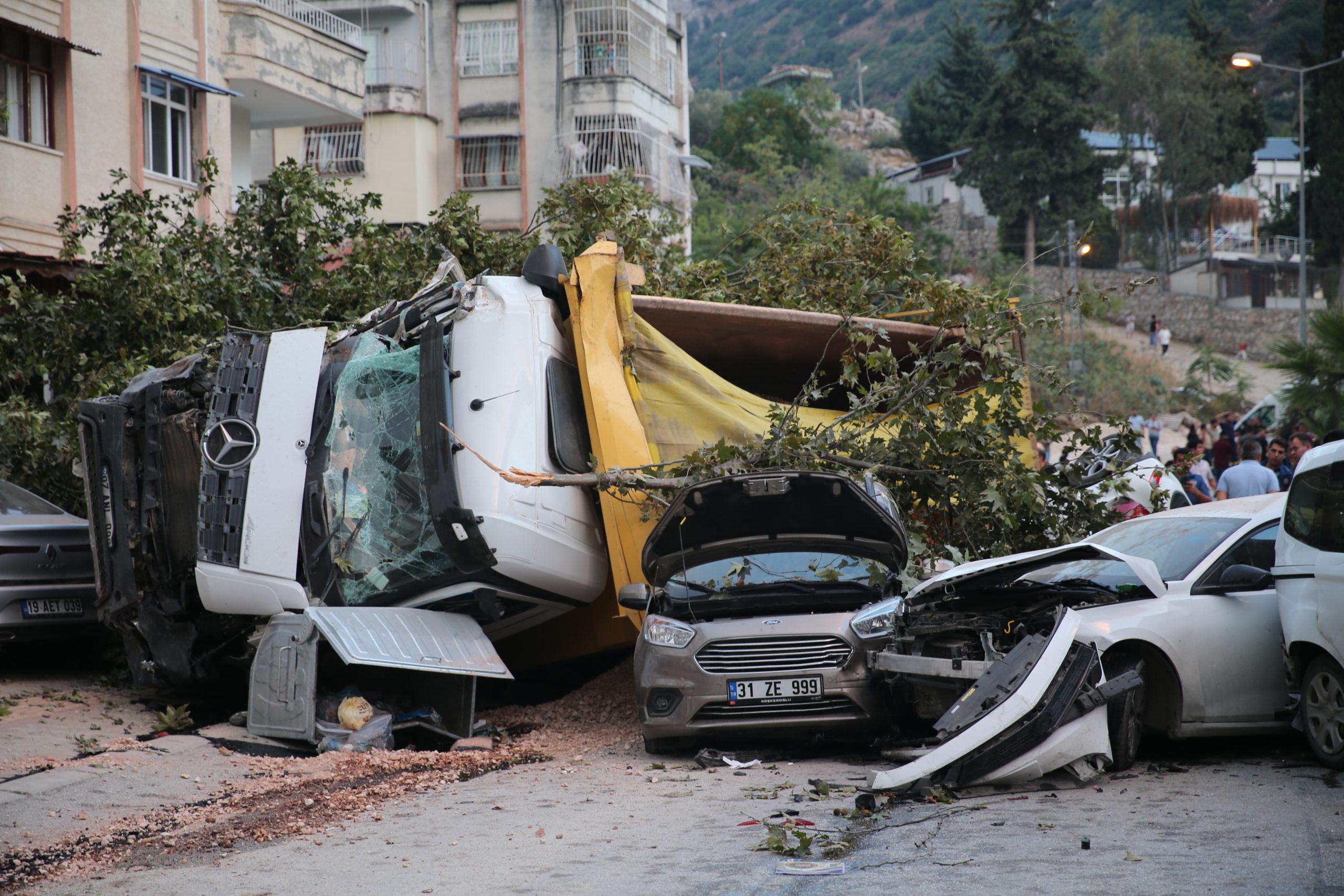 Hafriyat kamyonunun 7 araca çarpması sonucu 5 kişi yaralandı