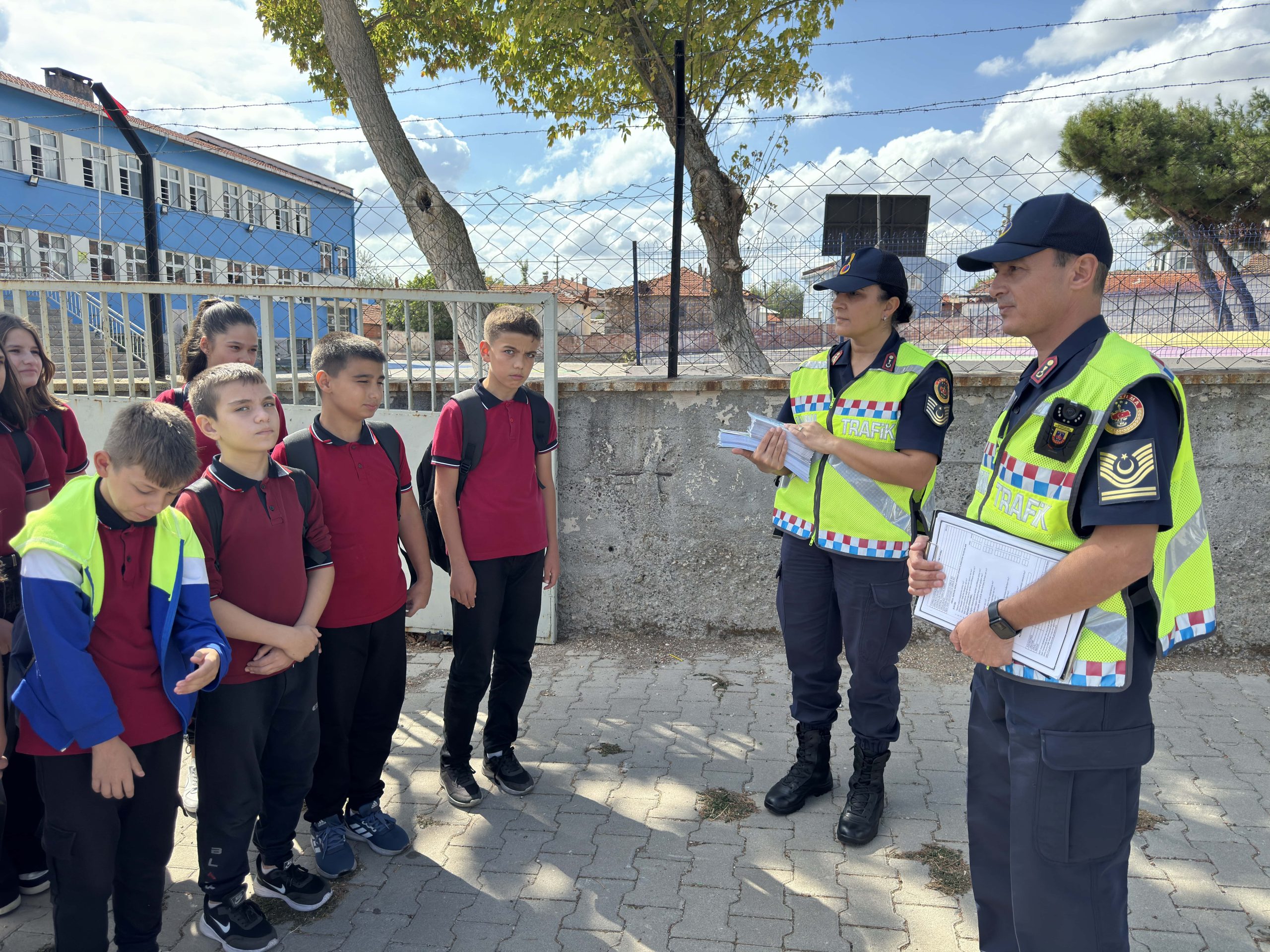 Balıkesir'de jandarma ekiplerinden öğrencilerin huzuru için servislere yakın takip