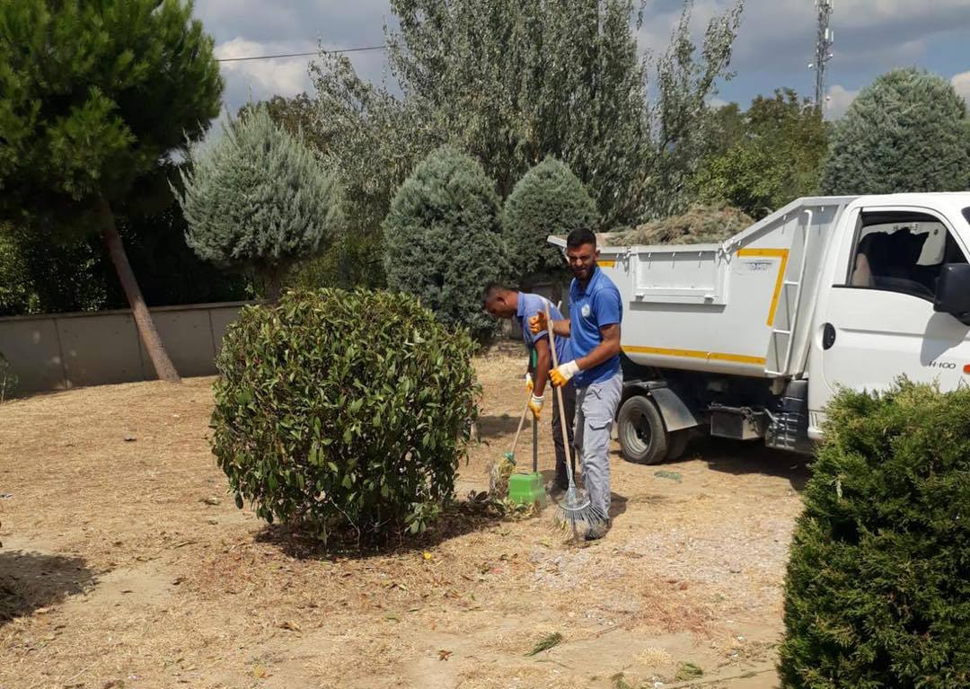 Edremit Belediyesi eğitim-öğretim yılı öncesinde okul bahçelerini temizliyor