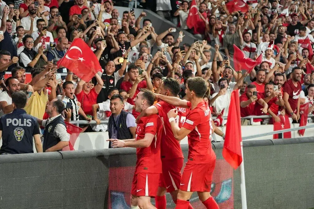 A Milli Futbol Takımı, UEFA Uluslar B Ligi 4. Grup ikinci maçında konuk ettiği İzlanda'yı 3-1 mağlup etti. Karşılaşmanın 2. dakikasında ay-yıldızlı ekip öne geçti. Umut Nayir'in pasıyla penaltı noktası yakınında topla buluşan Kerem, döndükten sonra yaptığı vuruşla meşin yuvarlağı filelerle buluşturdu: 1-0. 10. dakikada sol kanattan Arda Güler'in kullandığı köşe vuruşunda ceza sahası içindeki İrfan Can'ın kafa şutunda top kalecide kaldı. 25. dakikada ceza sahası içi sol çapraz pozisyonda topla buluşan Kerem'in şutunda meşin yuvarlak kale direğinin yanından auta gitti. 37. dakikada İzlanda beraberliği sağladı. Sağ kanattan Gudmundsson'un kullandığı köşe atışında ceza sahası içinde topa iyi yükselen Palsson, kafa vuruşuyla meşin yuvarlağı ağlara gönderdi: 1-1. 48. dakikada sağ çaprazdan Arda'nın kaleye şutunda savunmadan seken topla buluşan İrfan Can Kahveci'nin vuruşunda top Valdimarsson'da kaldı. 52. dakikada Türkiye yeniden öne geçti. Eren'in pasıyla ceza sahası dışında topu kontrol eden Kerem, güzel bir vuruşla meşin yuvarlağı filelerle buluşturdu: 2-1. 58. dakikada Kerem'in filelere gönderdiği topta, pozisyonun ofsayt olması gerekçesiyle gol geçerlilik kazanmadı. 68. dakikada ceza alanının sol çaprazından Kerem'in şutunda topu kaleci Valdimarsson uzaklaştırdı. 73. dakikada ay-yıldızlıların paslaşarak ceza sahasına kadar taşıdığı topu Orkun, Umut'a verdi. Umut'un kötü vuruşunda meşin yuvarlak kale direğinin üstünden auta çıktı. 88. dakikada Türkiye farkı 2'ye çıkardı. Arda'nın güzel pasıyla ceza sahasına girdikten sonra topla buluşan Kerem'in vuruşunda meşin yuvarlak ağlara gitti: 3-1. Milli takım, karşılaşmadan 3-1 galip ayrıldı. Grupta oynadığı ilk maçta deplasmanda Galler ile 0-0 berabere kalan Türkiye, İzlanda'yı 3-1 yenerek ilk galibiyetini aldı ve puanını 4'e çıkardı. İzlanda ile 14. kez karşılaşan milli takım rakibine karşı galibiyet sayısını da 3'e çıkardı. Ay-yıldızlı ekip, İzlanda'ya karşı 3 beraberlik ve 8 yenilgi yaşadı. Türkiye, rakibine karşı 3. galibiyetini yine Türkiye'de elde etti. İstanbul'da 1996 Avrupa Şampiyonası Elemeleri'nde rakibini 5-0 yenen ay-yıldızlılar, Konya'da oynadığı 2016 Avrupa Şampiyonası Eleme Grubu mücadelesini de 1-0 kazanmıştı. 9 Eylül'de ilk galibiyet Türkiye, 9 Eylül'e denk gelen günlerde oynadığı 5. müsabakada ilk galibiyetini aldı. İzlanda ile 1981 ve 2014'teki 2 maçı da 9 Eylül günü kaybeden A Milli Futbol Takımı, 2003'te İrlanda Cumhuriyeti ve 2009'da da Bosna Hersek ile oynadığı karşılaşmalarda sahadan beraberlikle ayrıldı. Kerem'in milli formayla 9. golü Gürcistan, Letonya, Ermenistan, Karadağ, Cebelitarık ve Norveç maçlarında gol atan Kerem Aktürkoğlu, İzlanda karşısında ay-yıldızlı formayla 9. golüne ulaştı. Türkiye'nin UEFA Uluslar Ligi'ndeki en erken golünü kaydeden Kerem Aktürkoğlu'nun golü Vincenzo Montella döneminde ay-yıldızlı ekibin attığı en hızlı 2. gol oldu. Galatasaray formasıyla ilk hat-trickini 17 Nisan 2021'de Gürsel Aksel Stadı'nda Göztepe'ye karşı yapan Kerem Aktürkoğlu, aynı statta İzlanda karşısında da 3 gol attı. Milli futbolcu kariyerinde 4. hat-trickini yaptı. Asistler Umut, Eren ve Arda'dan Vincenzo Montella döneminde ilk 11'de ilk kez şans bulan Umut Nayir ve Eren Elmalı müsabakayı birer asistle tamamladı. Arda Güler de son golün asistini yaptı. Karşılaşmanın 58. dakikasında Kerem Aktürkoğlu'nun filelere gönderdiği topta gol ofsayt gerekçesiyle geçerlilik kazanmadı. VAR incelemesi sırasında skorbordta bir süre gol yazılsa da VAR kararı ofsayt yönünde oldu. İkinci yarı başlamadan önce iki çocuk taraftar sahaya girerek Arda Güler ve Abdülkerim Bardakcı'nın yanına kadar gitti. Çocuklardan biri Abdülkerim ile fotoğraf çektirirken iki taraftar da saha dışına çıkarıldı. Müsabakanın ardından tribünleri dolaşan ay-yıldızlı futbolcular, galibiyet coşkusunu taraftarlarla paylaştı. Daha sonra orta sahada toplanan millilerden Kerem Aktürkoğlu, taraftarlara üçlü çektirdi. A Milli Futbol Takımı Teknik Direktörü Montella: Memnuniyet verici bir performans gösterdiğimizi söyleyebilirim A Milli Futbol Takımı Teknik Direktörü Vincenzo Montella, maçtan sonra düzenlenen basın toplantısında Galler maçındaki üçlü kurgunun defansif format olmadığını, daha ofansif olmak için üçlü oynanabileceğini söyledi. İzlanda'ya karşı bütün takımın çok iyi oynadığını vurgulayan Montella, "Sadece şunu eklemem lazım. 25-30. dakika arasında biraz yavaşladık, tempoyu biraz düşürdük ama şunu anlamamız gerekiyor artık. Tam o dakikalarda aslında iz bırakmamız gerekiyor maç esnasında çünkü onun tamamıyla bizim elimizdeydi. Eren'i de bugün ilk defa gördünüz benimle beraber çok iyi oynadığını söyleyebilirim. Hatta ben İsviçre'de onu izlemeye gitmiştim. Yani uluslararası seviyede maçlarda biraz daha böyle fiziksel maçlarda takip etmek istemiştim kendisini. O yüzden çok memnun kaldım performansından. Bugün hem soldaki hem de sağdaki zincirimiz çok iyi işler yaptı genel olarak. Hızlı oynadığımız bir maçımızdı, bazı anlarda yavaşladık. Genel olarak memnuniyet verici bir performans gösterdiğimizi söyleyebilirim." değerlendirmesini yaptı. Takım ruhunun önemine dikkati çeken Montella, "Bu sefer de ben biraz provoke edeyim. Fark ettiniz mi bilmiyorum ama Kerem Aktürkoğlu son 10 dakikayı forvet olarak oynadı. Kendini fiziksel gücünü ve hızını kullanarak forvet olarak üçüncü golünü attı. Sırtında 9 yazmıyordu ama 9 gibi gol attı." diye konuştu. 9 Eylül tarihinin sadece İzmir için değil tüm Türkiye için önemli olduğunu anlatan Montella, şöyle devam etti: "Böyle bir galibiyetle herkesi mutlu ettiğimiz için çok çok fazlasıyla memnunuz. Otelden stada kadar taraftarlarımız desteklerini başlattılar ve buraya kadar getirdiler. O yüzden bugün de muazzam bir atmosferde bize ekstra güç oldular ve bu galibiyette de onların da payı var." Montella, 3 gol kaydeden Kerem Aktürkoğlu hakkında soruyu ise şöyle yanıtladı: "3 gol atınca bir futbolcu, ne diyebilirsiniz, sadece tebrik edebilirsiniz. Gerçekten muazzam ötesi bir performans gösterdi. Sadece gol bakımından değil, goller de birbirinden güzeldi ama genel olarak, performans olarak her şeyi vardı. Tercümanımızla tüm futbolcularımızla konuşmaya özen gösteriyorum ve Kerem de bunlardan biri. O yüzden onunla konuştuğumda da daha rahat olduğunu gördüm, gol atabileceğini söyledim kendisine. Çünkü böyle bir beklentim vardı ama üç gol atacağını beklemiyordum. Böyle 3 gol atınca da gerçekten mutlu oldum. Çünkü kendisinin de hak ettiğini düşünüyorum." İzlanda Teknik Direktörü Hareide: Çok fazla hata yaptık İzlanda'nın teknik direktörü Age Hareide, maçtan sonra yaptığı değerlendirmede, karşılaşmanın muhteşem atmosferde oynandığını, Türkiye'deki maçların her zaman çok kalabalık olduğunu ve taraftarın çok iyi destek verdiğini dile getirdi. Karşılaşmada istedikleri sonucu alamadıkları için üzgün olduklarını anlatan Hareide, "Bugün çok fazla hata yaptık, bireysel hatalar vardı. Bundan dolayı da maçı kendi lehimize çevirmemiz çok zordu. Uzun aradan sonra bu tarz bir maç oynadık. 1-1'den sonra golü kalemizde gördük, tekrar maça tutunmaya çalıştık, geri dönmek istedik, fakat olmadı. Bugün gerçekten Türk Milli Takımı galibiyeti hak etti." dedi. Hareide, "çok çabuk ve bitirici" dediği Kerem Aktürkoğlu için savunma oyuncularını uyardığını aktardı. Gruptan çıkma şanslarını "hala iyi" gördüğünü dile getiren Hareide, sözlerini şöyle tamamladı: "Gerçekten şu an bundan sonra oynayacağımız maçlarda özellikle biz ev sahibi olduğumuz maçlarda çok soğuk bir havada oynuyoruz. Burada çok sıcak bir hava vardı. Soğuk havada kendi maçlarımızda iyi bir performans gösterdiğimizi düşünüyoruz. Evde şansınız genelde daha iyi oluyor. Tabi ki şu anda arada 1 puan var. Bundan sonra neler gösterecek hepimiz göreceğiz ama biten bir şey yok." Kerem Aktürkoğlu: Taraftarımızı mutlu ettiğimiz için çok mutluyuz Kariyerine Portekiz'in Benfica takımında devam edecek Kerem Aktürkoğlu, maçtan sonra yaptığı açıklamada, atmosfer için taraftarlara teşekkür ederek, “Taraftarımızı mutlu ettiğimiz için çok mutluyuz. Türkiye her zaman zirveye oynamalı. Biz de bir an önce B Ligi'nden yükselmek istiyoruz. O konuda da çabalarımız var, hem 2026’da hem 2028’de büyük hedefler ulaşma doğrultusunda çalışıyoruz. İnşallah istediğimiz hedeflere ulaşırız." dedi. Karşılaşmada 3 gol attığı için çok mutlu olduğunu dile getiren Kerem, "Takım arkadaşlarıma teşekkür ederim, bu tek başıma yaptığım başarı değil, onların emeği, onların arzusu, onların desteği çok önemliydi. Goller taraftarımıza armağan olsun." diye konuştu. "Belki dışarıdan gözükmüyor olabilir ama duygusal bir insanım.' ifadesini kullanan Kerem, şöyle devam etti: "Taraftarlara söyleyecek bir şeyim yok. Onlar da benimle birlikte gelecek, onların desteğini her zaman hissedeceğim. Benim için yeni bir yolculuk, yeni bir macera başlıyor. Geride kalan 4 yılda yolculuğumda bana destek olan, benimle birlikte yürüyen herkese çok teşekkür ederim. Hem milli takımda hem de Galatasaray'da inanılmaz güzel anılar biriktirdim, inanılmaz güzel insanlar biriktirdim. Onların desteği, onların emeğiyle buralara kadar geldim, malzemecisinden, çalışanlarına, staff ekibine, futbolcu arkadaşlarıma, hocalarıma, herkesin benim üzerimde emeği var. O konuda herkese tek tek teşekkür ederim. Sadece bu benim başarım değil, ben gerçekten profesyonel ligin en altından geldim. Şu an Portekiz'e Benfica takımına transfer oldum, yarın da oraya uçacağım. İnşallah orada da hayal ettiğimi başarmak istediğim şeyleri başarabilirim. Güzel şeyler yaşatırım, hem ülkeme hem beni sevenlere. Sevenlerimi çok seviyorum ben de. Var olsunlar, onlar benim canlarım. Onlar da benimle birlikte geleceği için çok ayrılık olarak bakmıyorum ben buna, her zaman desteklerini hissedeceğim. Ben de onları gururlandırmak için her şeyi yapacağım." İzmir'in düşman işgalinden kurtuluşunda böyle bir galibiyet almanın kendileri için çok değerli olduğunu kaydeden Kerem, "Bu galibiyet taraftarımıza, İzmir'e armağan olsun." diyerek sözlerini tamamladı.