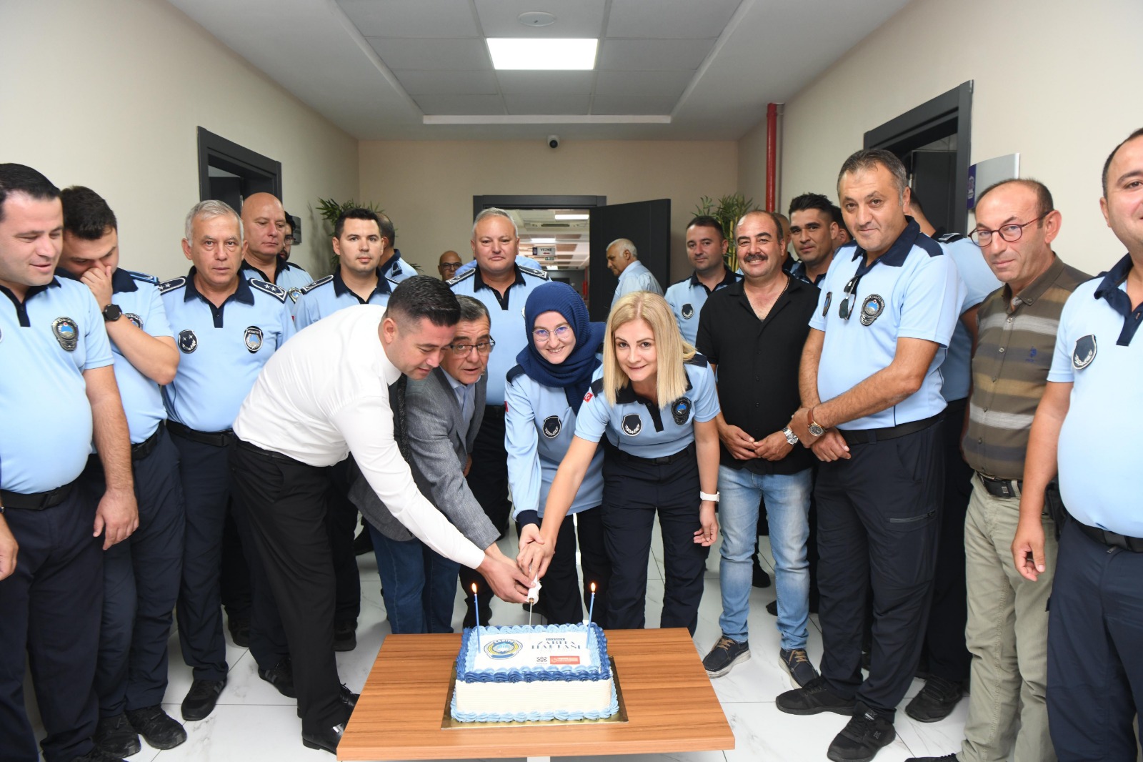 Hakan Şehirli'den Zabıtalara pastalı kutlama