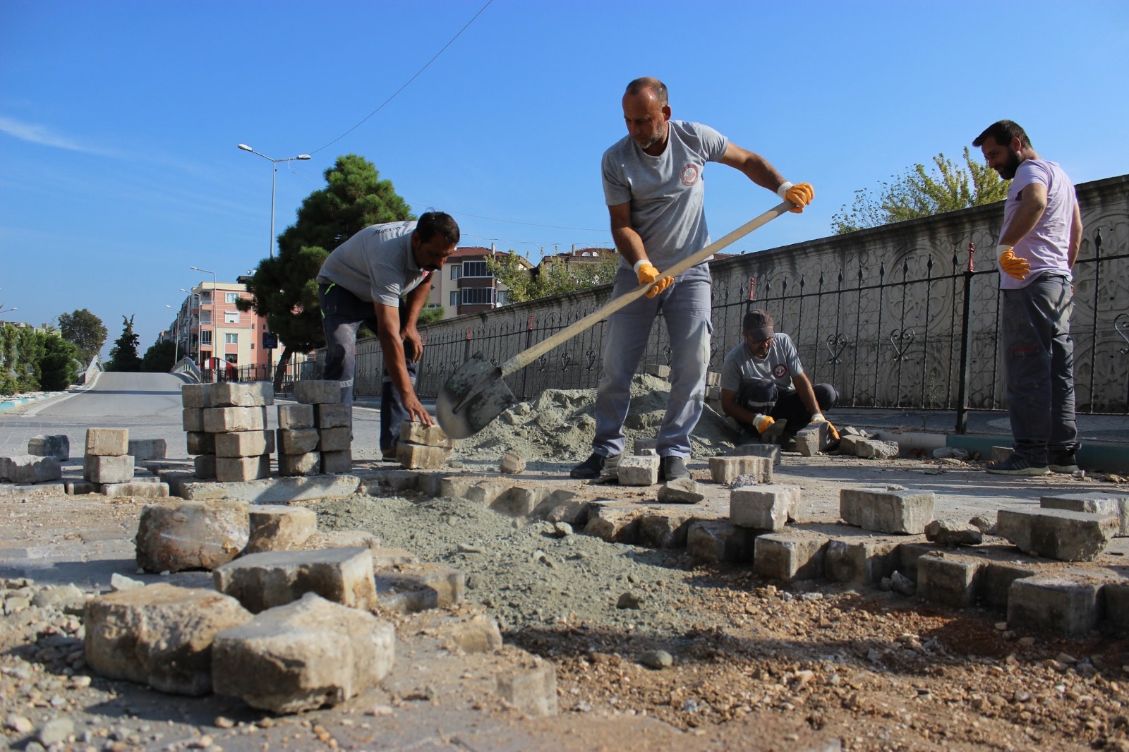 Susurluk Belediyesi'nden Ayran Evi ve meydanlara bakım çalışmaları