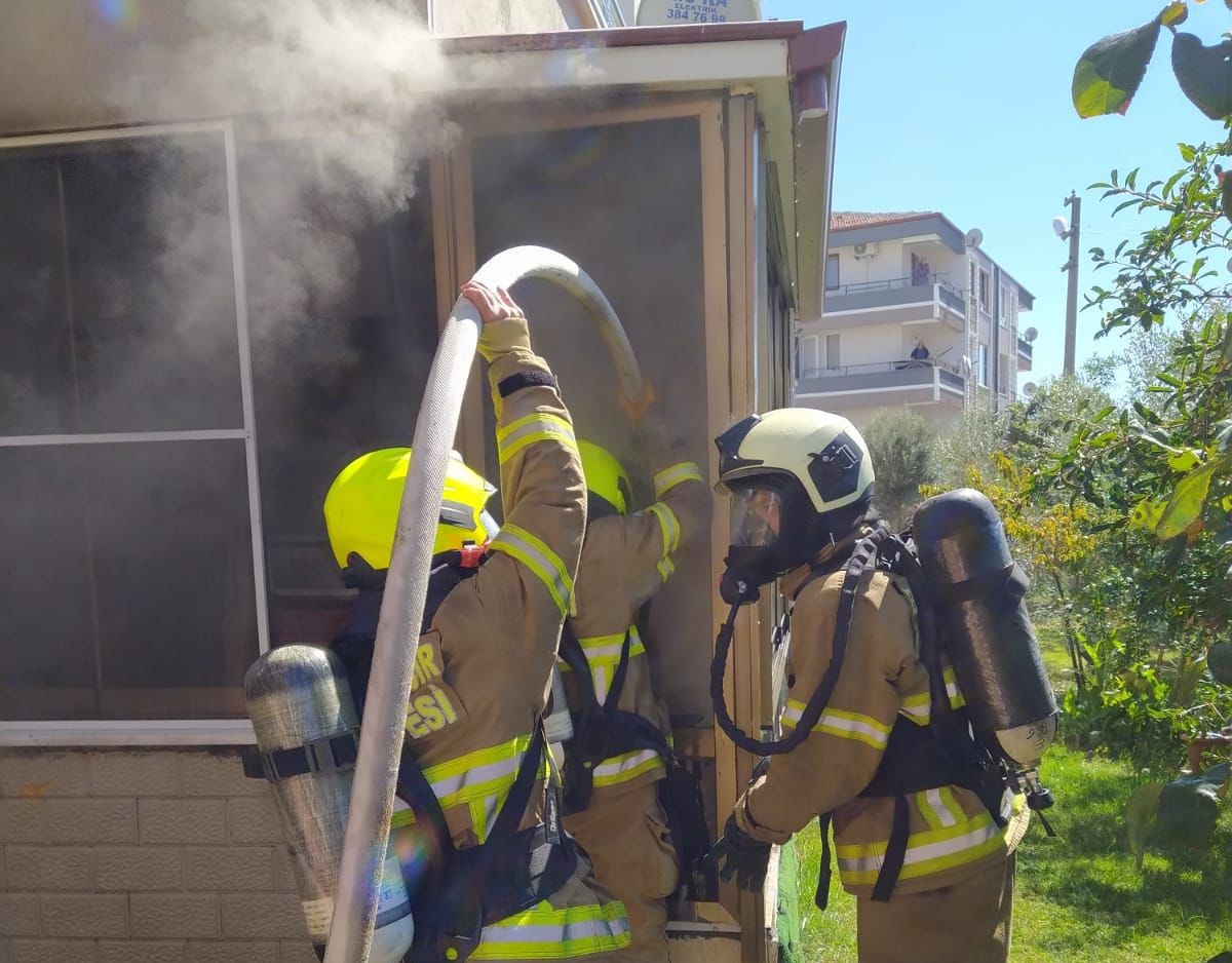 Edremit'te çıkan ev yangını hızla söndürüldü