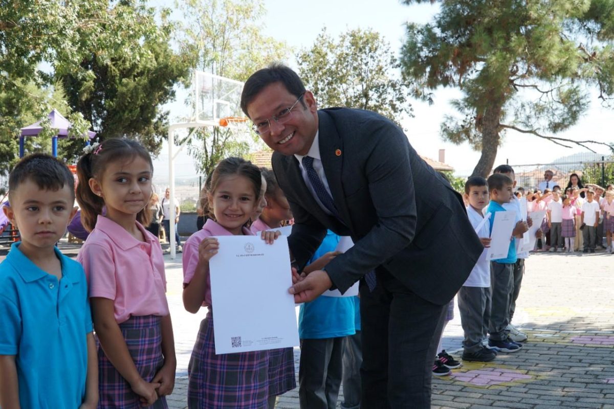 Sındırgı Belediyesi'nden, okula yeni başlayan öğrencilere kırtasiye seti!