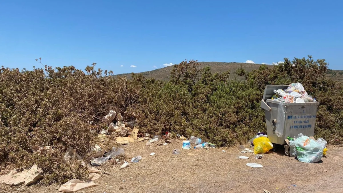 Teknolojinin Fazlası İçin T10X Sahibi Olun Togg Pateriça vandalları, Cennet koyu çöplük sandılar! - Resim : 1 Çevreye saçılan plastik çöplerin miktarı yaz döneminde artıyor. ÇEVRECİLER TEPKİLİ Cunda Adasının kuzeyindeki İğdeli koyun batısında yer alan doğa harikası bölgede piknik için gelenlerin bıraktığı atıklar ekolojik yaşama büyük zarar veriyor. Plastik kaplar, hazır gıda ambalajları, poşet ve bir takım plastik çöplerin neden olduğu kirlilik duyarlı vatandaşların tepkisine neden olurken, yaşanan çevre kirliliğinin yakın gelecekte hem denizi hem toprağı kirletebileceği belirtiliyor. BİTMEYEN SORUN İTÜ Çevre Mühendisliği Öğretim Üyesi Prof. Dr. Orhan İnce ise plastik kirliliğin canlı türleri için büyük risk oluşturduğunu ifade ederken, her defasında ortaya çıkan tablonun insan kaynaklı sorumsuzluğun eseri olduğunu dile getiriyor. Türkiye Tabiatını Koruma Derneği (TTKD) Bilim Danışmanı Dr. Erol Kesici de, plastik kirlilik için 