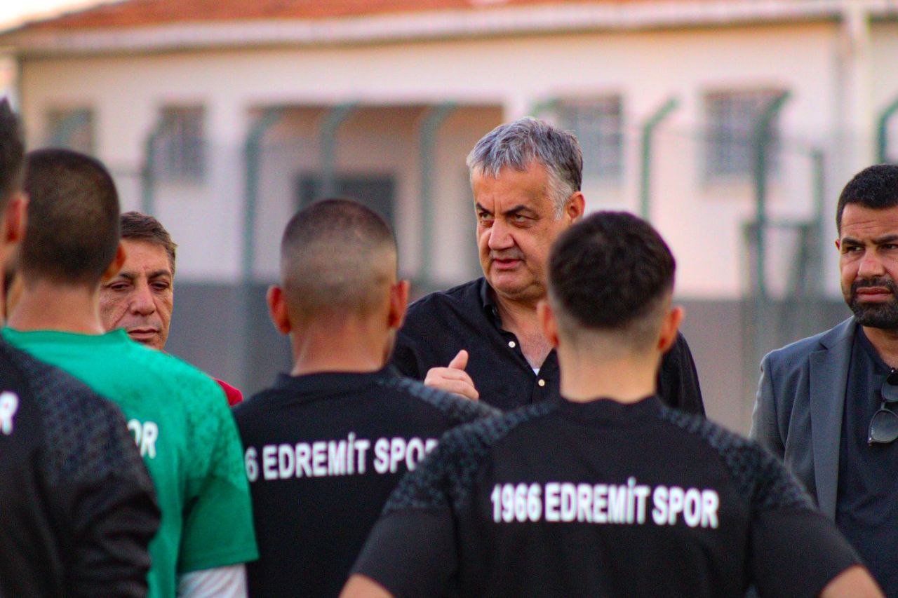 Burhaniye Belediyespor ile karşılaşacak olan 1966 Edremitspor, sezon öncesi hazırlıklarını yoğun tempoda sürdürüyor.