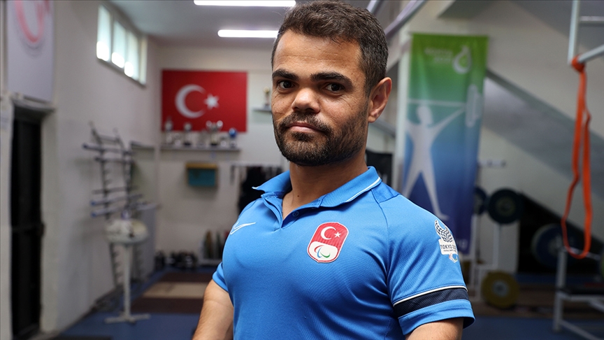 Para halterde milli sporcu Abdullah Kayapınar gümüş madalya kazandı