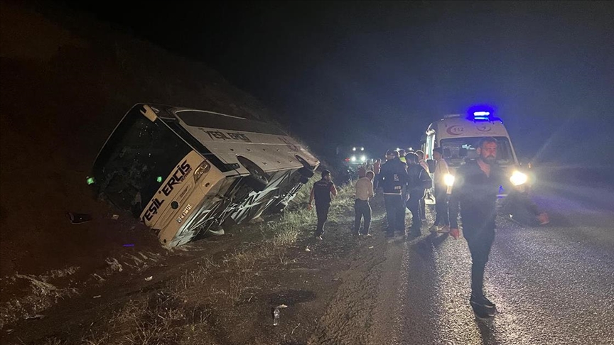 Yolcu otobüsünün devrilmesi sonucu 10 kişi yaralandı