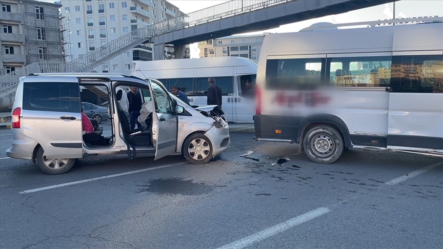 Öğrenci servisi ile otomobilin çarpıştığı kazada 6 kişi yaralandı