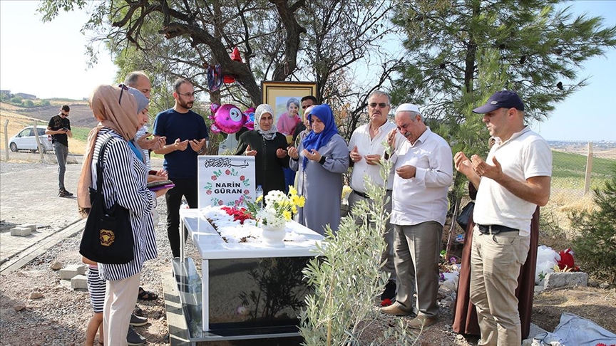 Merkez Bağlar ilçesinin Tavşantepe Mahallesi'nde 21 Ağustos'ta kaybolan ve 8 Eylül'de Eğertutmaz Deresi'nde cansız bedenine ulaşılan Güran'ın ölümüne ilişkin Diyarbakır Cumhuriyet Başsavcılığınca yürütülen soruşturma sürüyor. Narin'in Tavşantepe Mahallesi Mezarlığı'ndaki kabrinde ve çevresinde düzenleme çalışması yapıldığı görülürken, kent merkezinin yanı sıra Türkiye'nin farklı il ve ilçelerinden gelen vatandaşlar mezarı ziyaret ediyor. Ziyaretlerde mezara gelinlik, çiçek, çelenk, hikaye kitabı, okul önlüğü ve çantası bırakılırken, bazı ziyaretçiler duygusal anlar yaşıyor, gözyaşı döküyor. Hasan Yüksek, AA muhabirine, Belçika'dan önce İstanbul'a geldiğini belirterek, oradan da Narin'in mezarını ziyaret etmek için Diyarbakır'a geldiğini söyledi. Narin'i arama çalışmaları sürerken yurt dışından da gelişmeleri takip ettiğini anlatan Yüksek, Narin'in sağ bulunması için sürekli dua ettiğini belirtti. Yüksek, "Allah mekanını cennet eylesin. O bir melek. (Suçlulara) En ağır cezanın uygulanmasını istiyorum." dedi. "Hepimizin kızıydı" Adıyaman'ın Kahta ilçesinden gelen Sabri Yayla da Narin'e kabri başında dua etmek istediğini belirtti. Yayla, "Türkiye'nin yüreği yandı, hepimizin kızıydı. Suçlu kim ise inşallah cezasını çeker." ifadelerini kullandı. Van'dan gelen Servet Aktaş ise eşiyle birlikte Narin'in mezarını ziyaret ettiklerini anlatarak, Narin'e Allah'tan rahmet diledi.