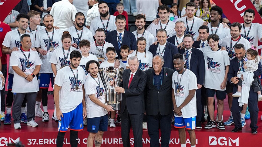 Cumhurbaşkanı Erdoğan, Anadolu Efes'e şampiyonluk kupasını verdi