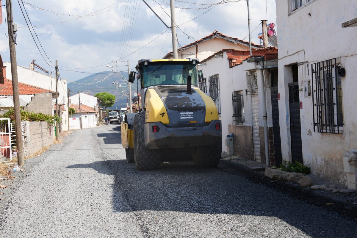 Burhaniye'de yol çalışmaları yaz boyunca hız kesmedi