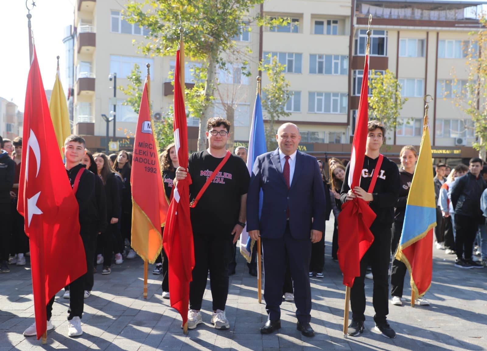 Gönen'de Cumhuriyet Bayramı kutlamaları Atatürk Anıtı'na çelenk sunumuyla başladı