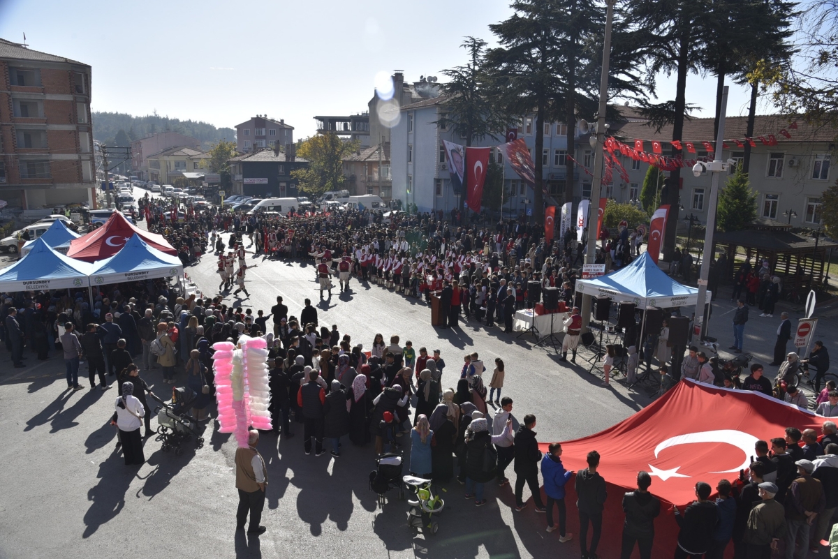 Dursunbey’de Cumhuriyetin 101. Yıl coşkusu Cumhuriyet Meydanı'nda yaşandı