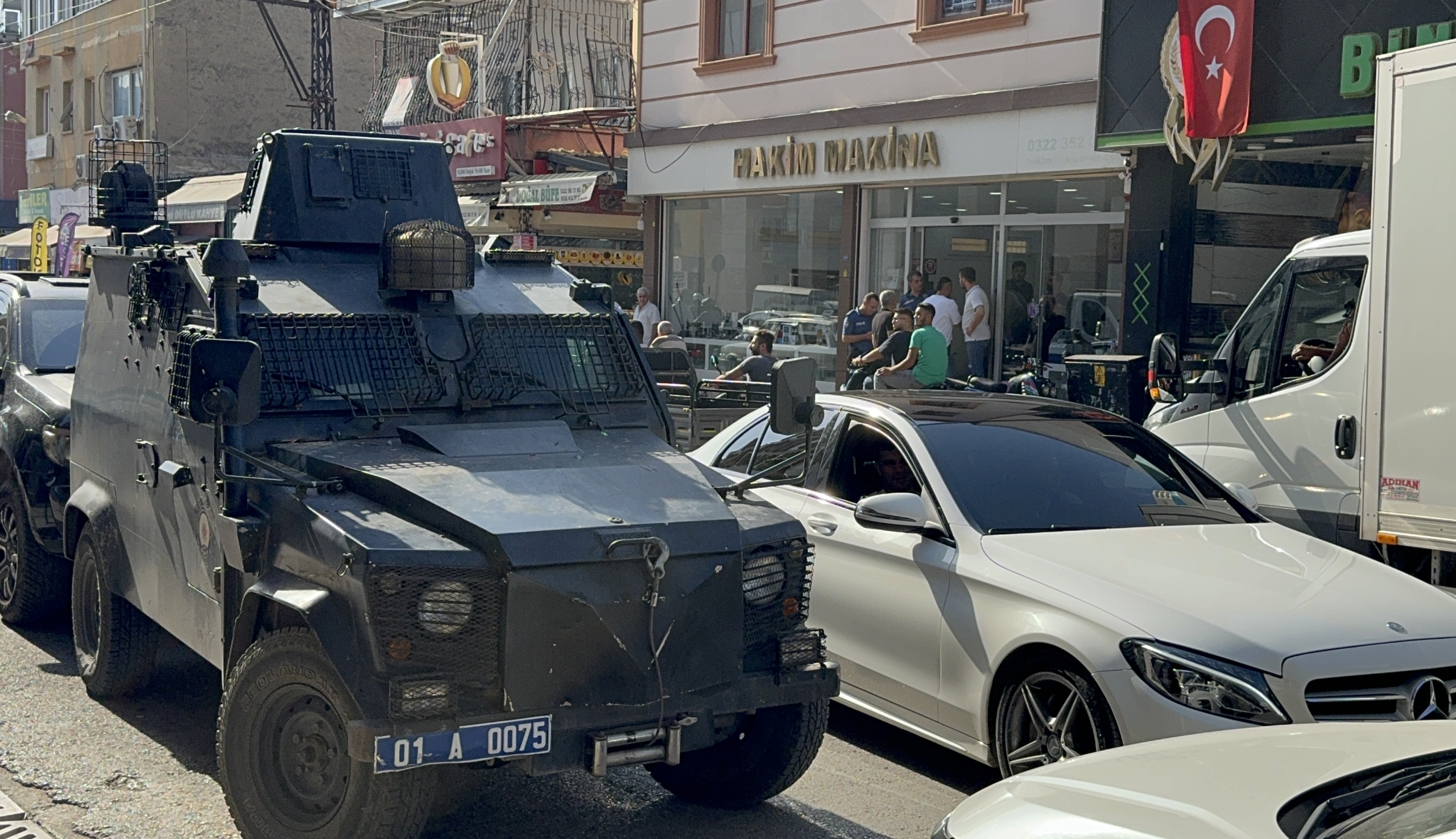 Adana'da yolda el bombası bulundu