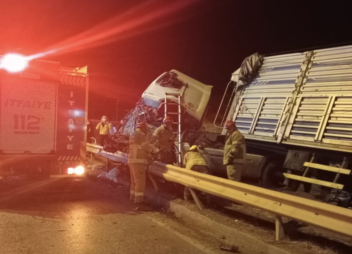 Bandırma'da bariyere çarpan kamyonun sürücüsü yaralandı