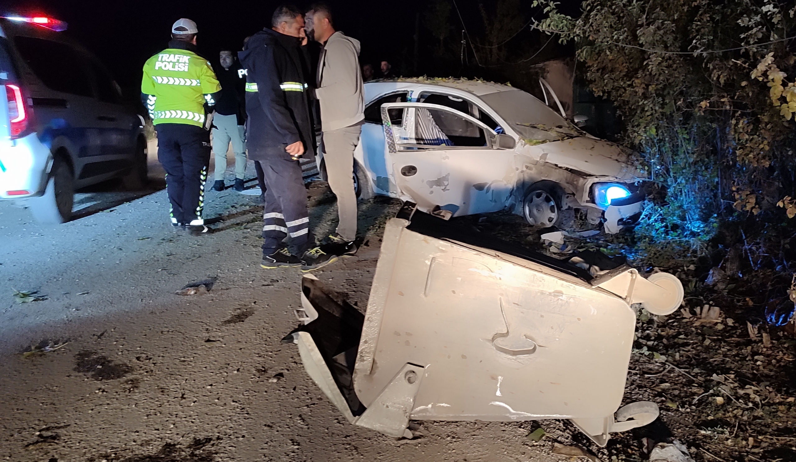 Direğe çarpan otomobildeki 1 kişi hayatını kaybetti, 4 kişi yaralandı