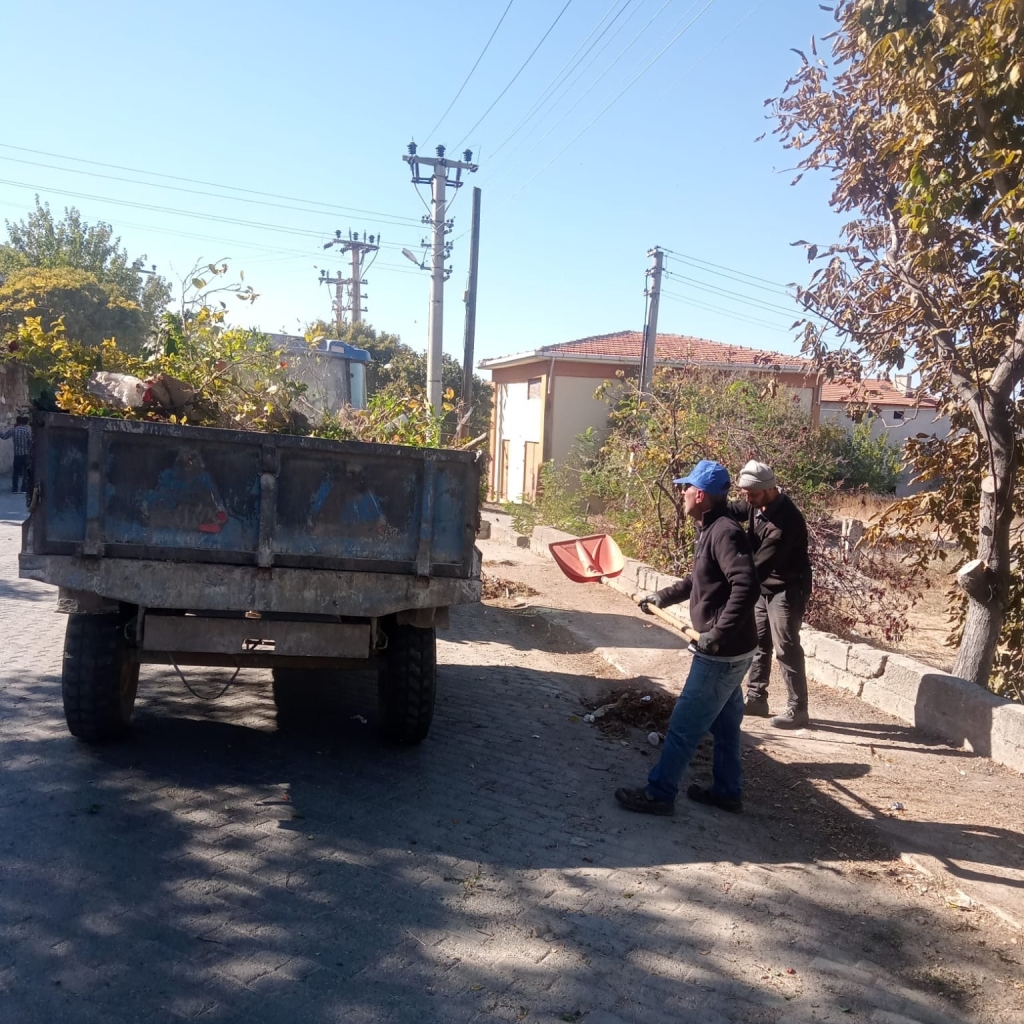 Bigadiç Belediyesi Fen İşleri Müdürlüğü, kırsal mahallelerde yolların dayanıklılığını artırmak amacıyla yürüttüğü çalışmalarını sürdürüyor.