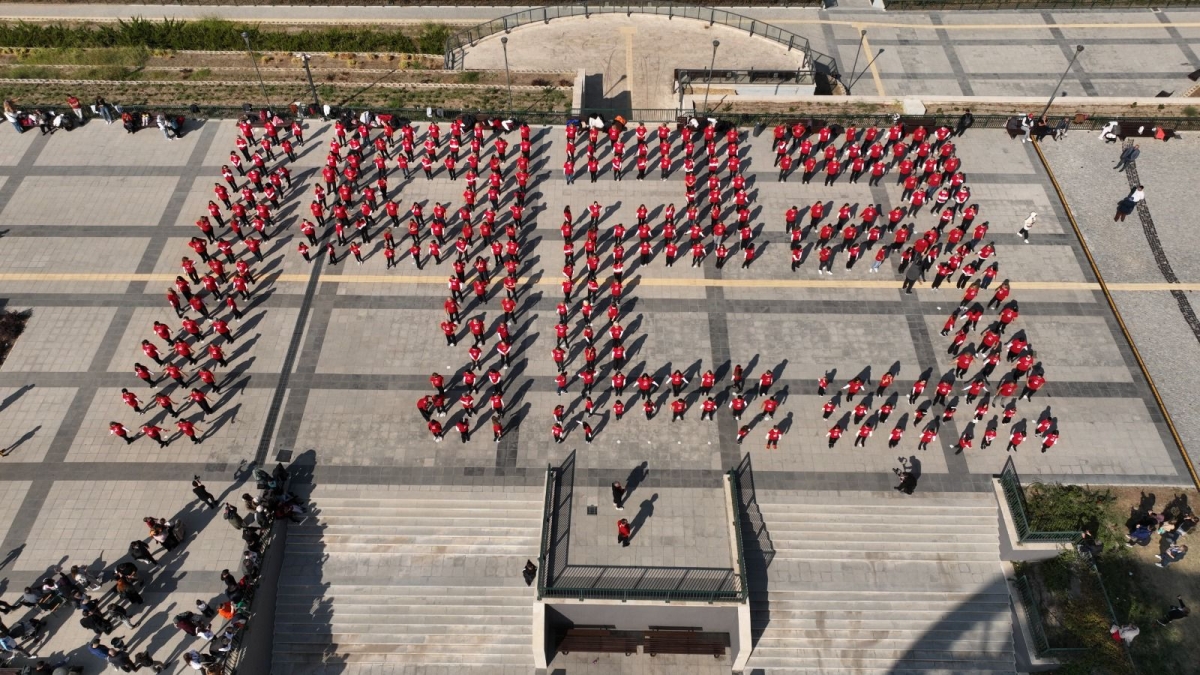 Cumhuriyet için 7’den 70’e zeybek oynadılar