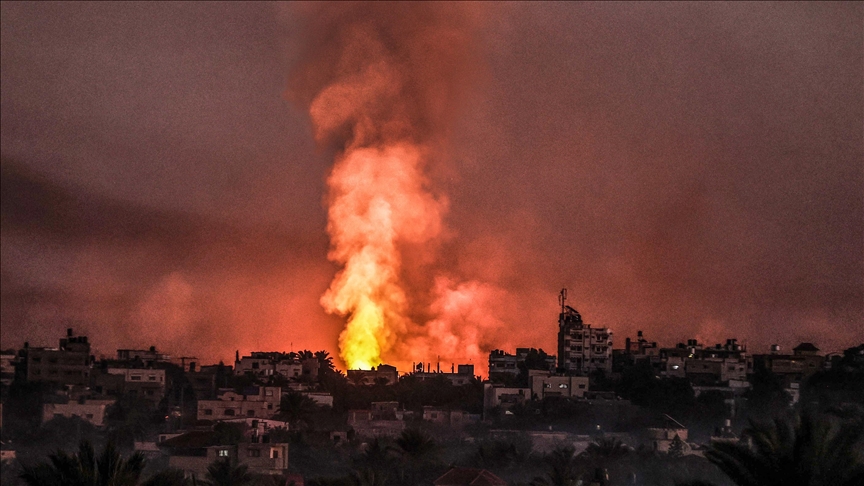 Sağlık kaynaklarından edinilen bilgilere göre, Gazze'nin kuzeyindeki Cibaliya Mülteci Kampı ve civarına yoğun bombalı saldırı yapılıyor. Yerel kaynaklar, Cibaliya Mülteci Kampı'nın batısındaki Gazze El-Faluca bölgesinde 15 kişilik Hassuna ailesinin kaldığı evin bombalandığı ve kendilerinden bilgi alınamadığını aktardı. Gazze'nin kuzeyindeki ambulans ve sivil savunma ekiplerinin imkan yetersizliğinden ötürü ölen ve yaralananları enkaz altından çıkaramadığı belirtildi. Sosyal medyada paylaşılan bölgeden ses kayıtlarında, şiddetli patlamaların ve İsrail ordusuna ait İHA’ların sesleri duyuluyor. İletişim kesildi Gazze'nin kuzeyinde iletişim ağının kesilirken Hamas konuya ilişkin yaptığı açıklamada, Gazze'nin kuzeyinde Filistinlileri yerinden etmek için 