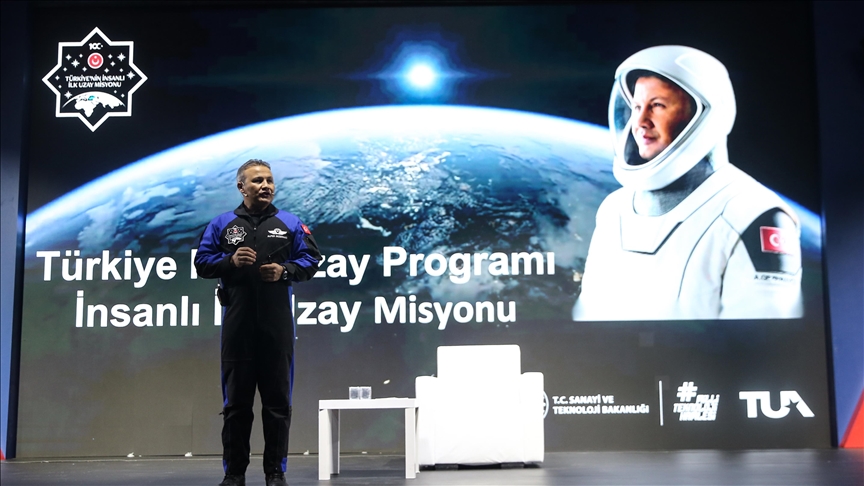 Astronot Alper Gezeravcı TEKNOFEST Adana'da öğrencilerle buluştu