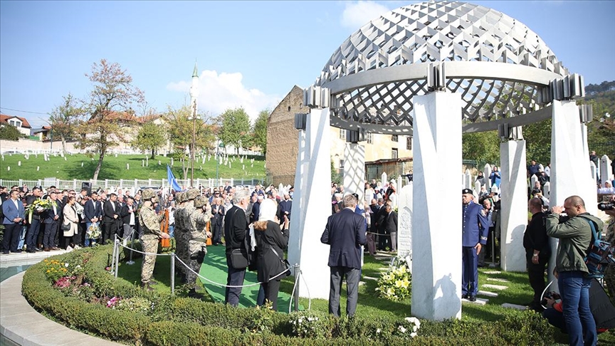 Boşnak lider İzetbegoviç, ölümünün 21. yılında kabri başında anıldı