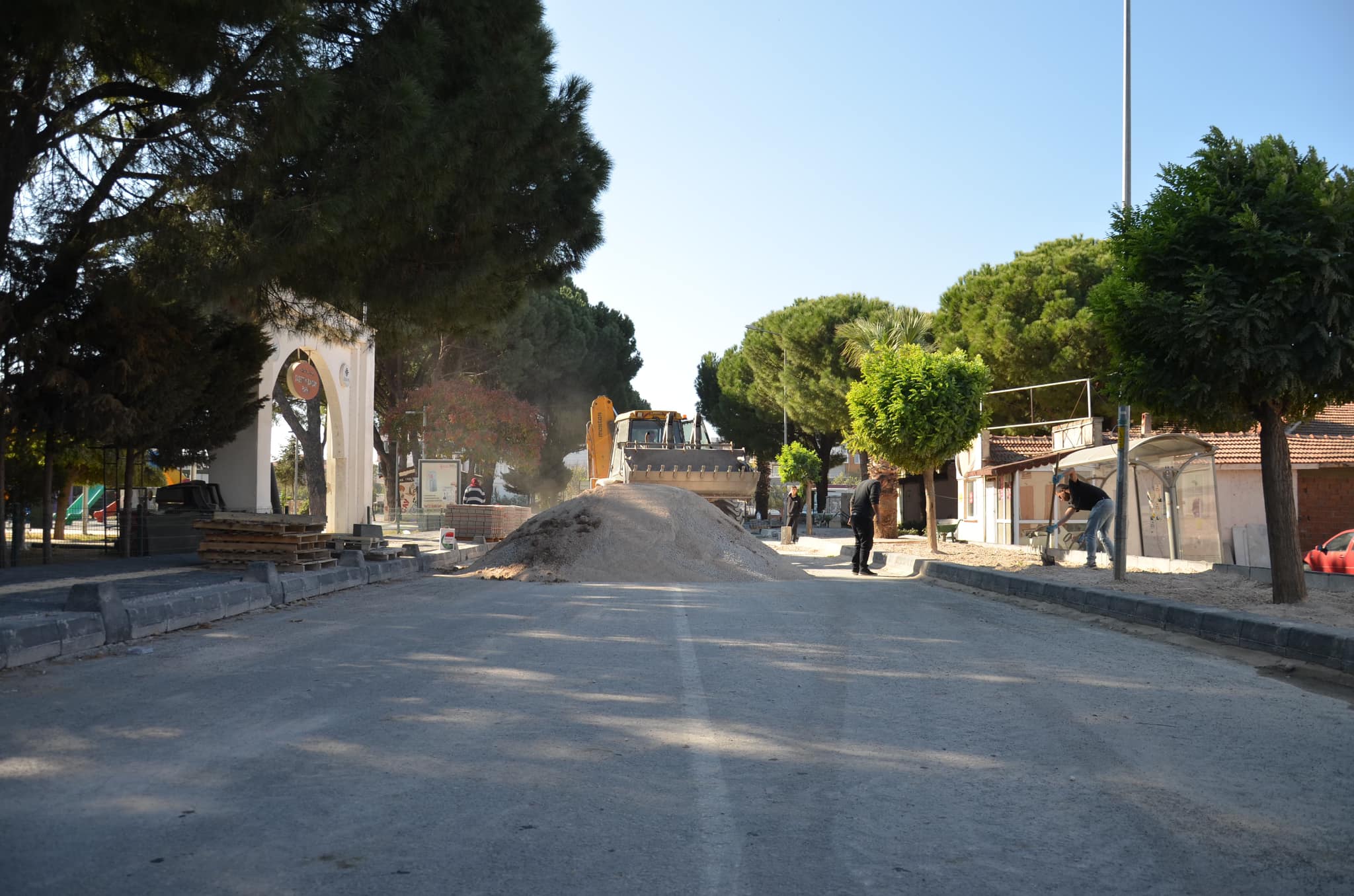 Gömeç Belediyesi ilçedeki kaldırımları yeniliyor