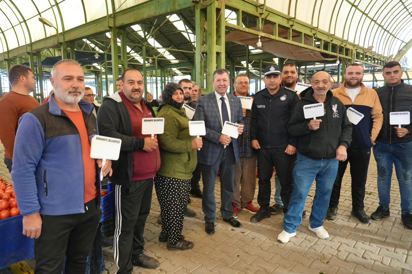 Pazarcı esnafının fiyat etiketleri Burhaniye Belediyesi'nden!