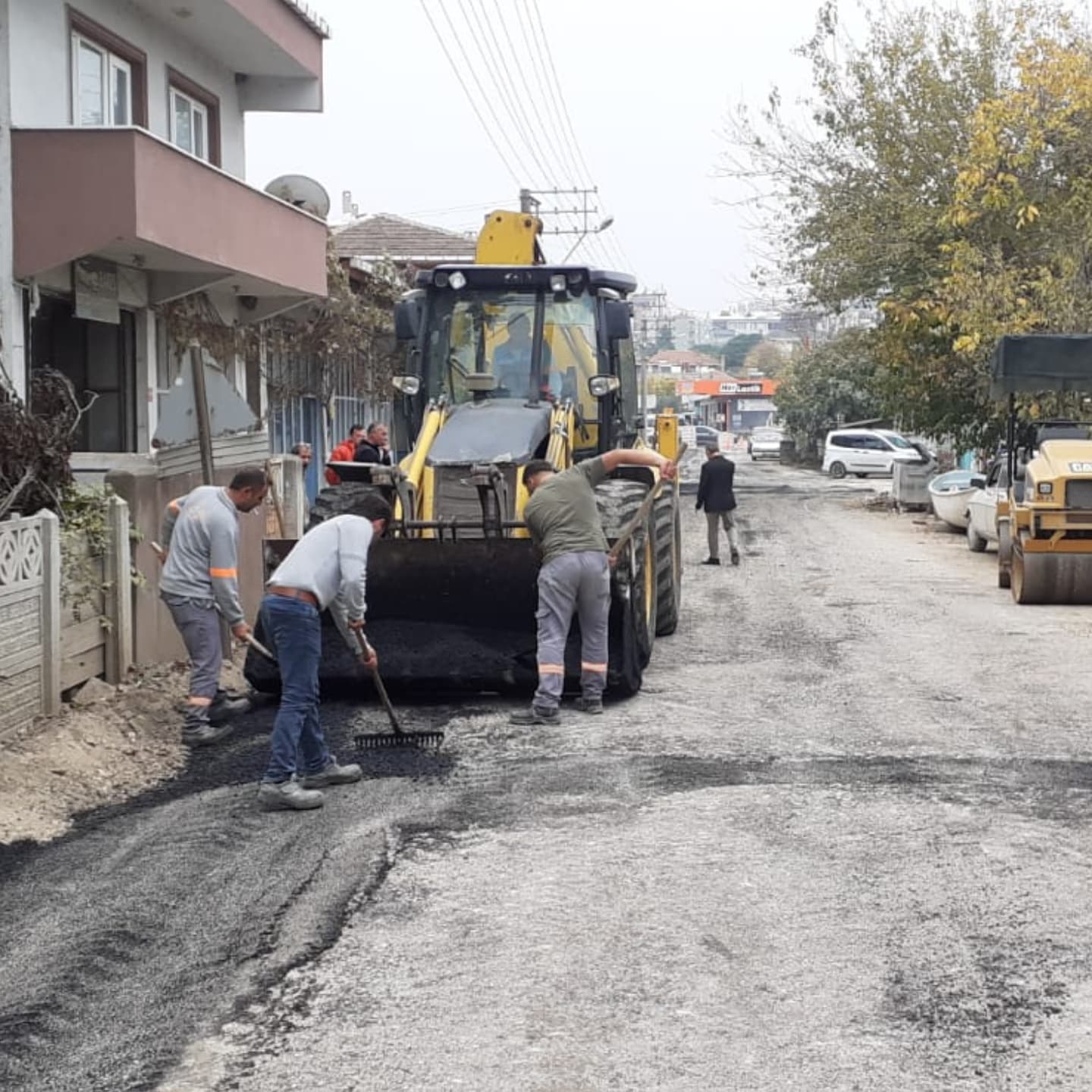 Manyas’ta yol çalışmaları hız kesmeden devam ediyor!