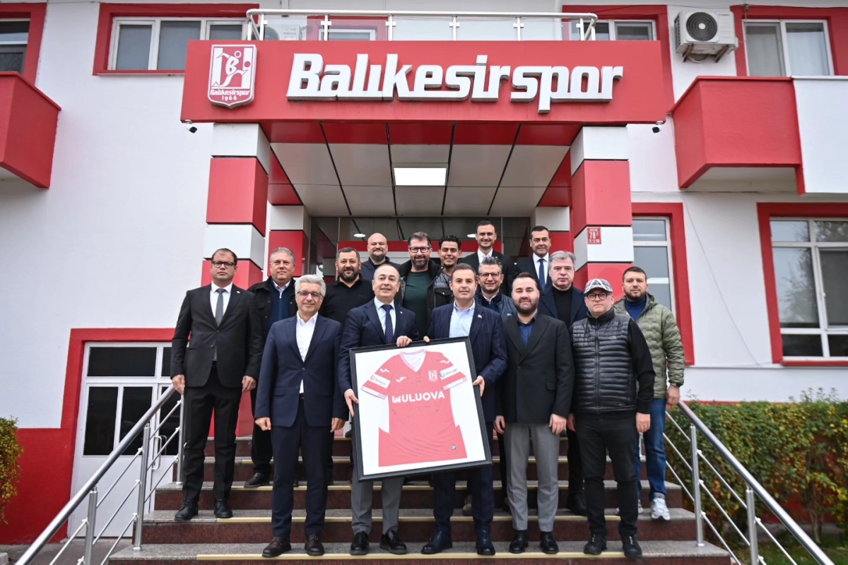 Balıkesir Büyükşehir Belediye Başkanı Ahmet Akın, Balıkesirspor tesislerini ziyaret ederek futbolculara moral verdi.