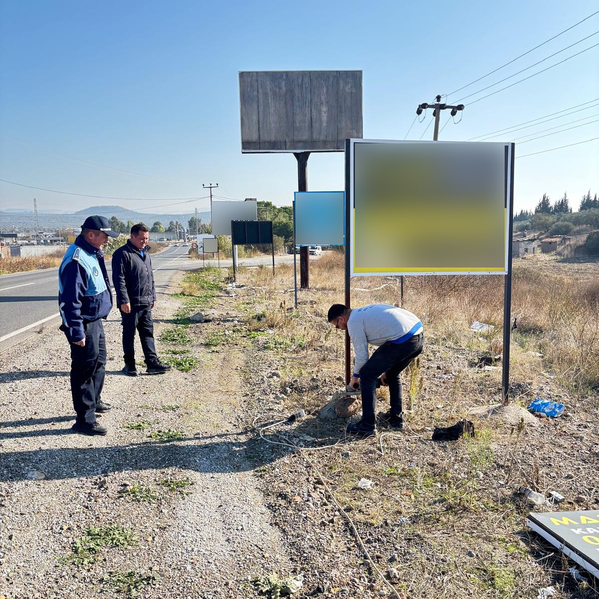 Ayvalık'ta izinsiz dikilen reklam tabelaları kaldırılıyor! Cezai yaptırım uygulanacak!